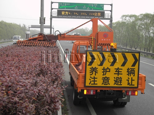 車載式綠籬修剪機